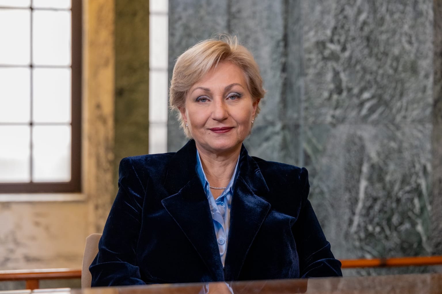 Donna bionda con occhiali al computer